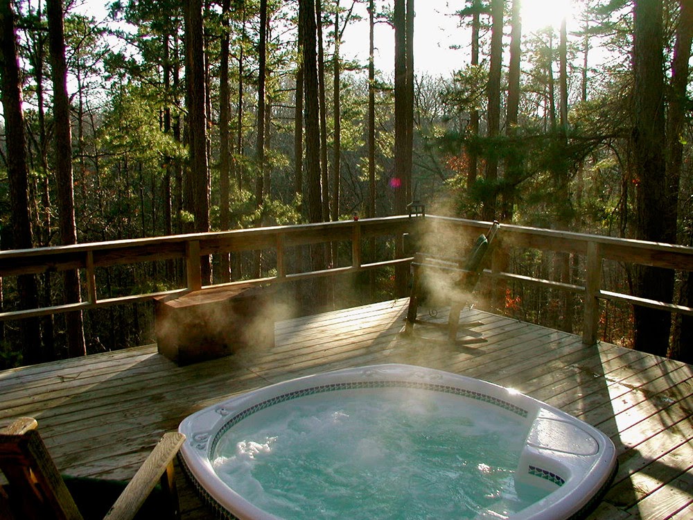 Hot Tub on the deck of a Branson cabin